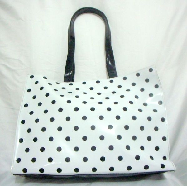 Bolsa de praia com bolinhas branco com preto