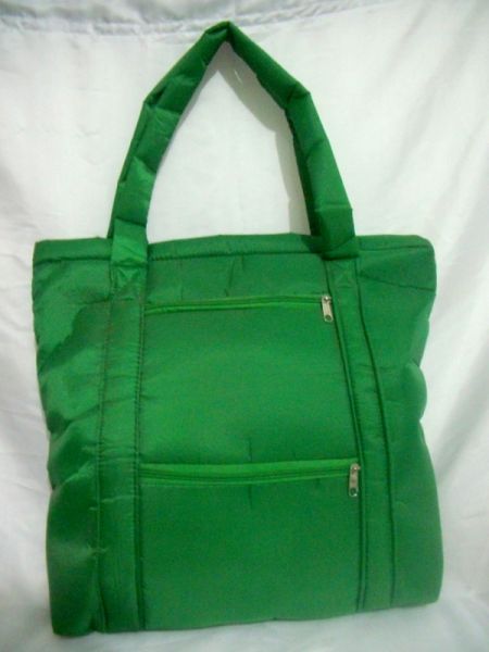 Bolsa em tecido acolchoado verde